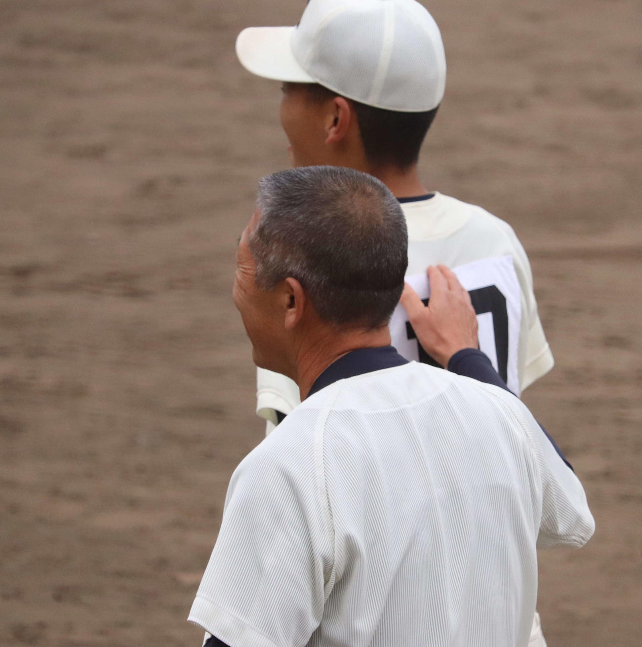小山台対日大三　試合終了後宇山は、小倉監督に背中をポンとたたかれて好投を祝福された（撮影・小早川宗一郎）
