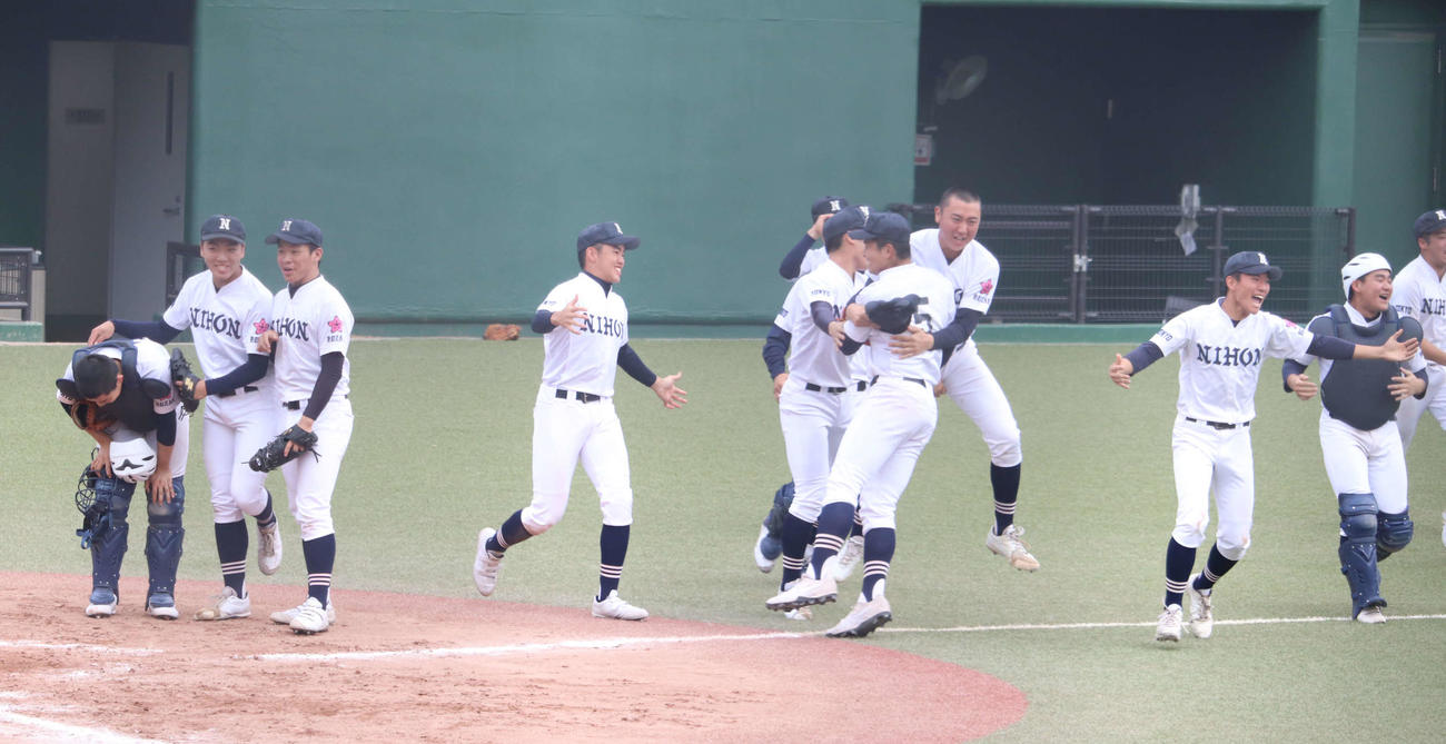 日大豊山対創価　試合に勝利して喜ぶ日大豊山ナイン（撮影・湯本勝大）