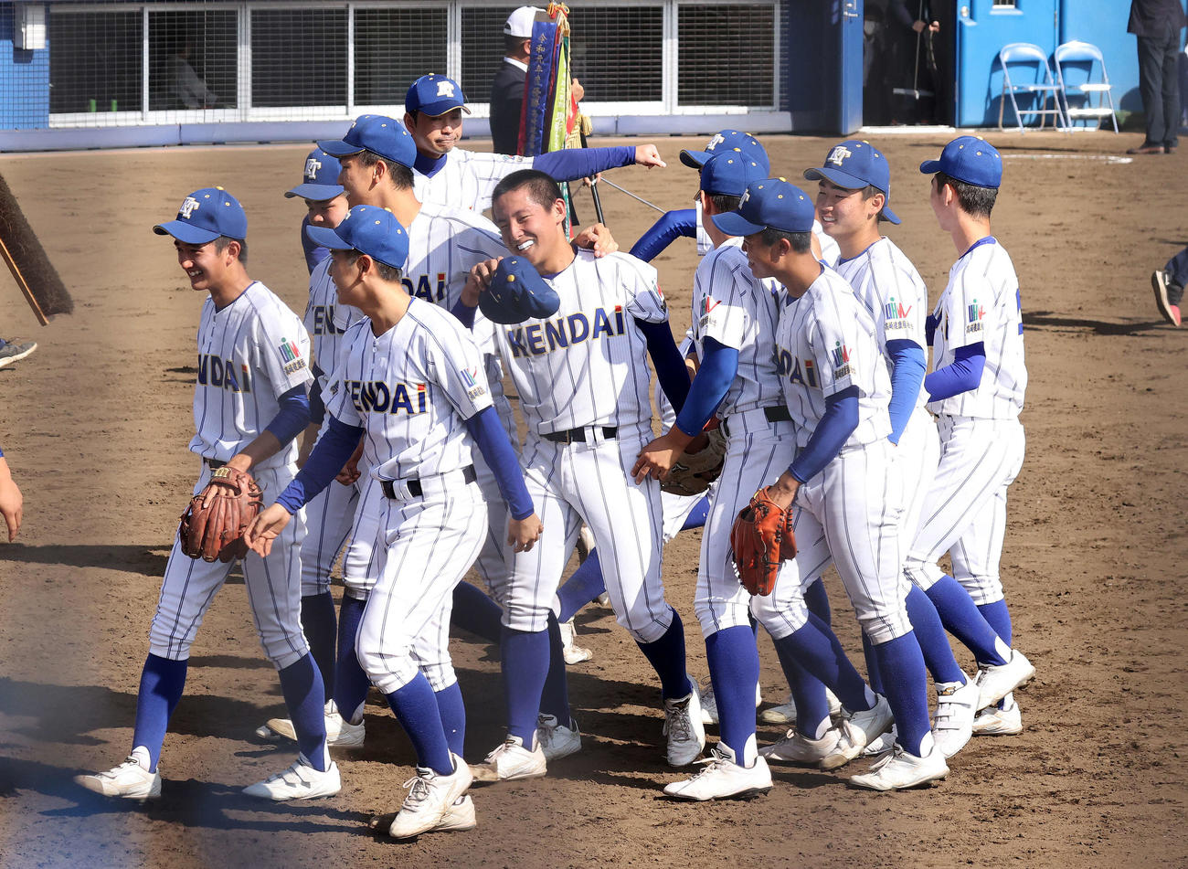 高崎健康福祉大高崎対常総学院　優勝し喜ぶ高崎健康福祉大高崎の選手たち（撮影・鈴木正人）