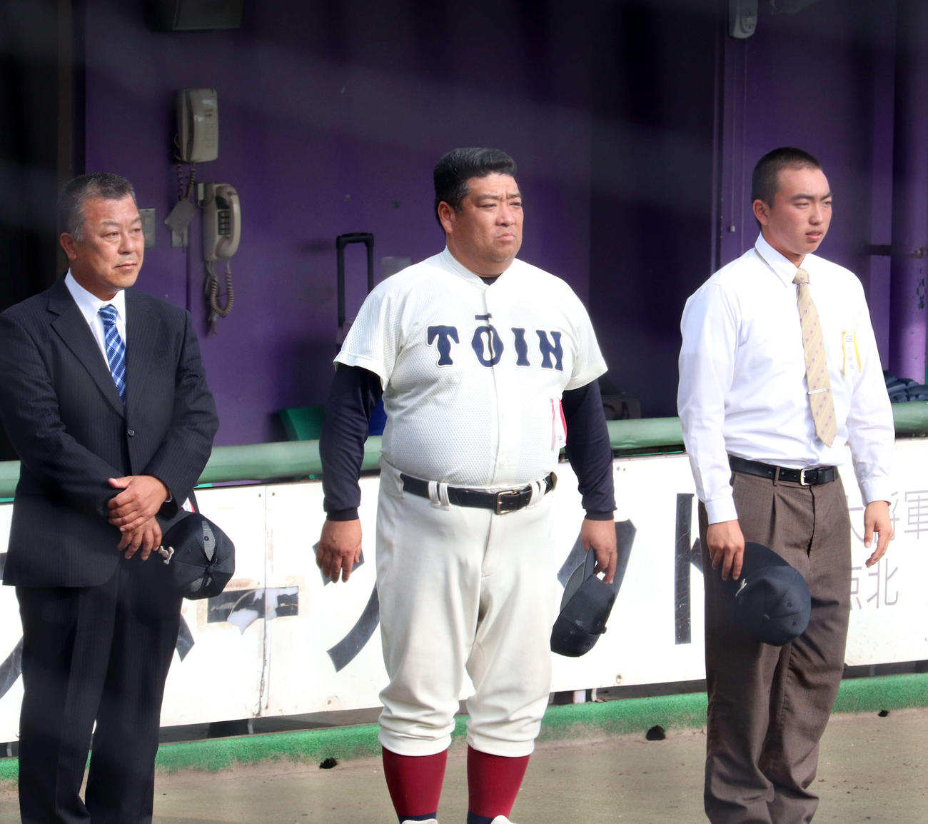 2年連続準優勝となり、整列する選手を見つめる大阪桐蔭・西谷監督（中央）（撮影・望月千草）