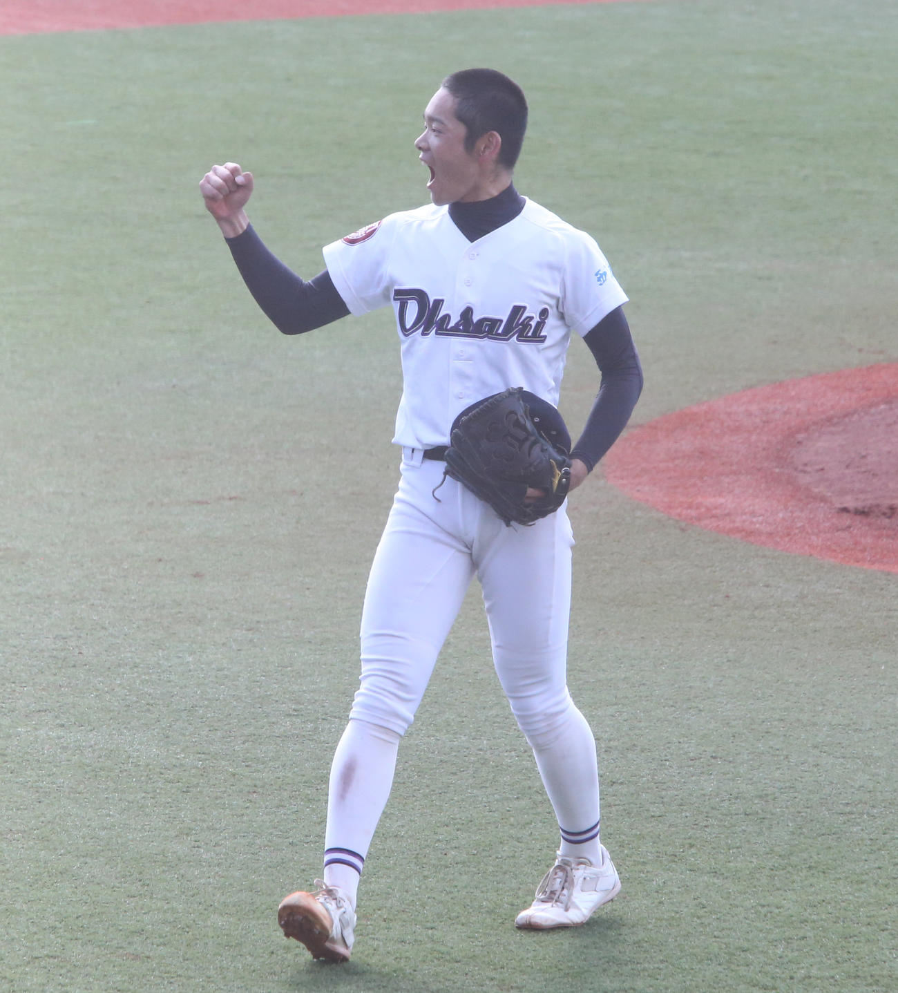 延岡学園対大崎　最後の打者を二ゴロに打ち取り、ガッツポーズする大崎・坂本安司投手（撮影・菊川光一）