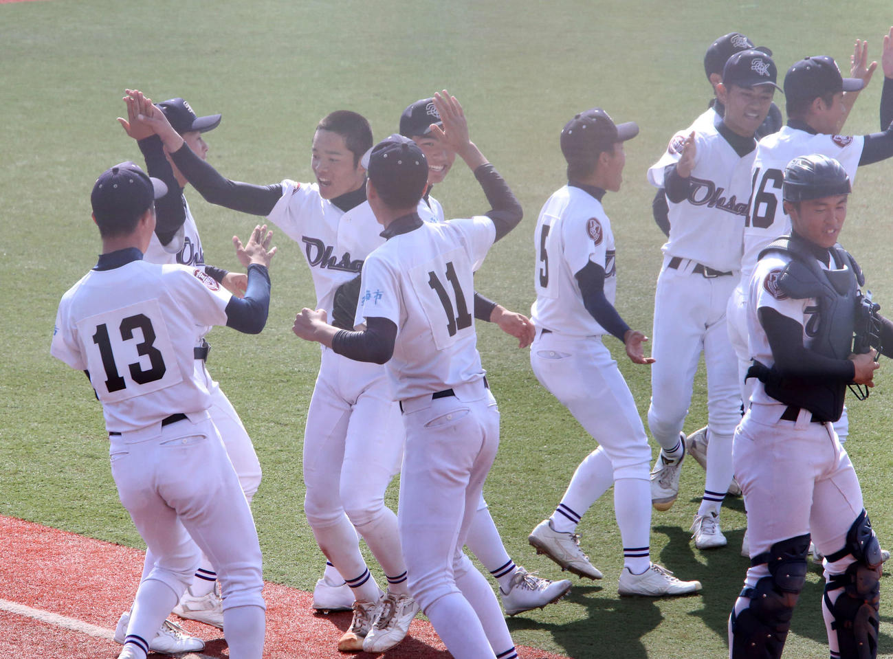 延岡学園対大崎　延岡学園に競り勝ち、歓喜する大崎の選手たち（撮影・菊川光一）