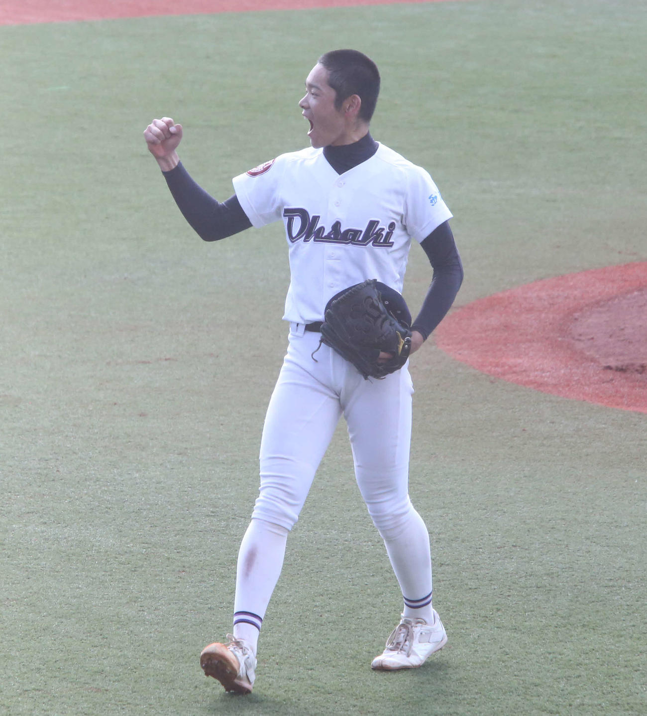延岡学園対大崎　最後の打者を二ゴロに打ち取り、ガッツポーズする大崎・坂本安司（撮影・菊川光一）