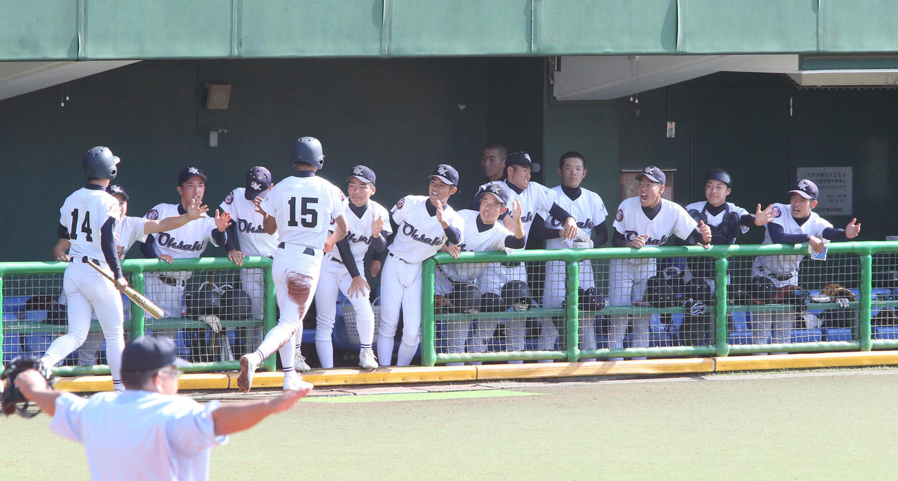 延岡学園対大崎　6回裏大崎1死二、三塁、村上直也の左犠飛で同点としわくベンチ（撮影・菊川光一）