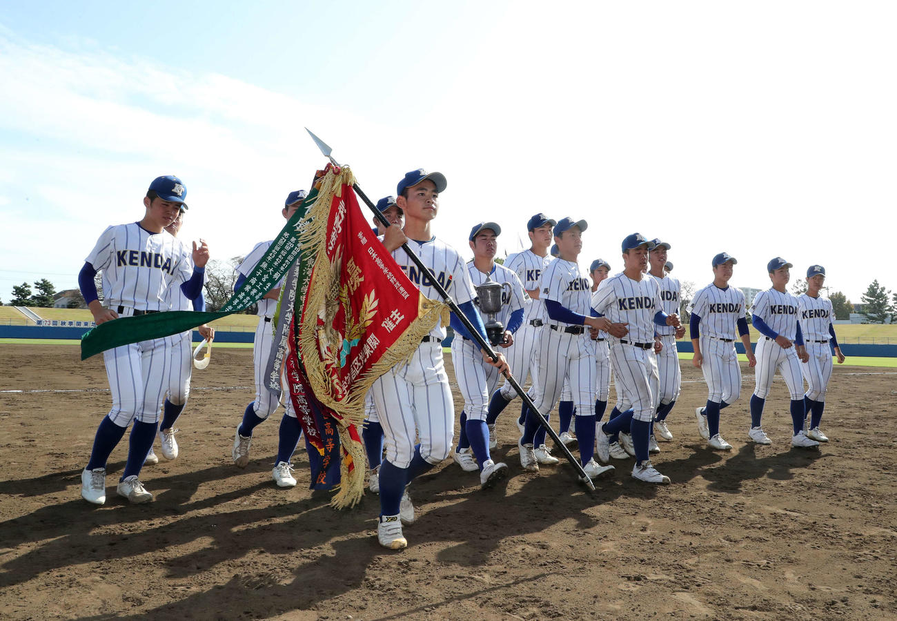 高崎健康福祉大高崎対常総学院　表彰式を終え優勝旗と共に引き揚げる高崎健康福祉大高崎の選手たち（撮影・鈴木正人）