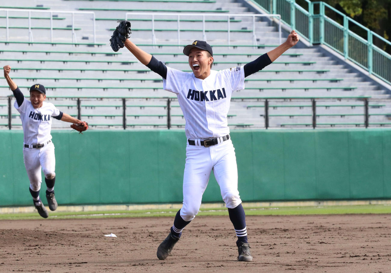 北海対旭川実　9回裏旭川実2死、北海・木村は最後の打者を二ゴロに打ち取り、両手を天に突き上げる（撮影・浅水友輝）