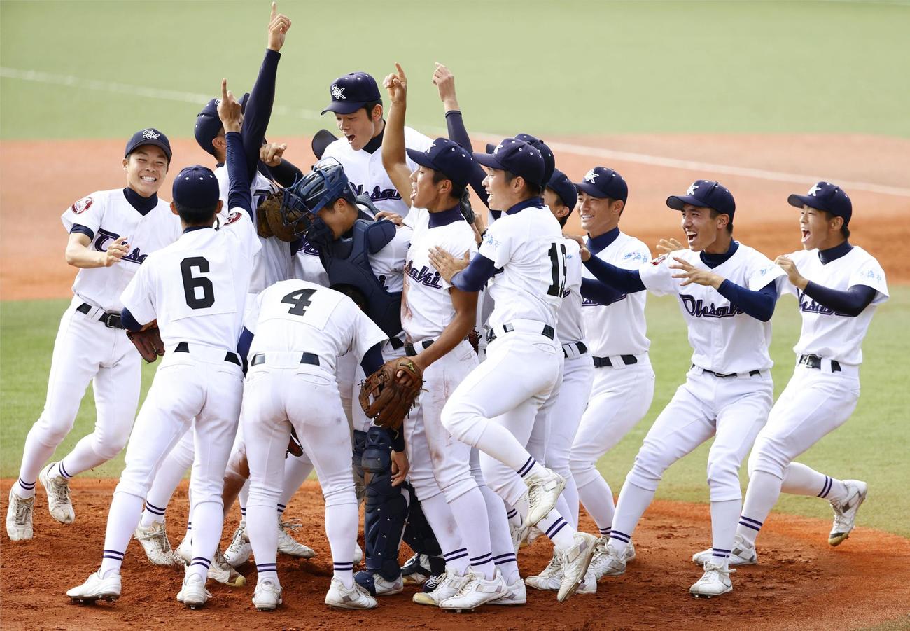 福岡大大濠に勝利し、初優勝を喜ぶ大崎ナイン（共同）