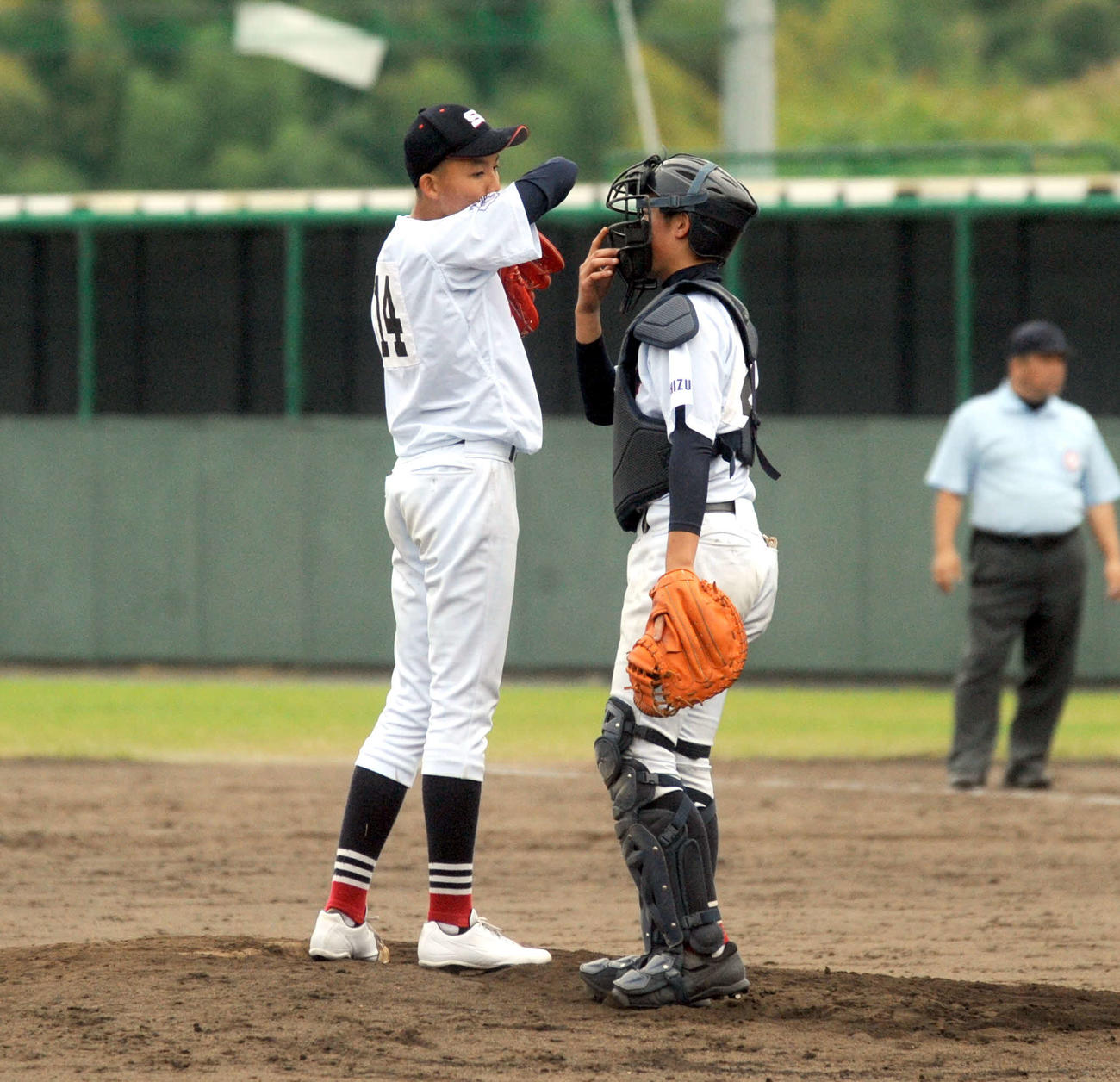 同点の6回から登板も、4失点した駿河総合の原崎翔（左）