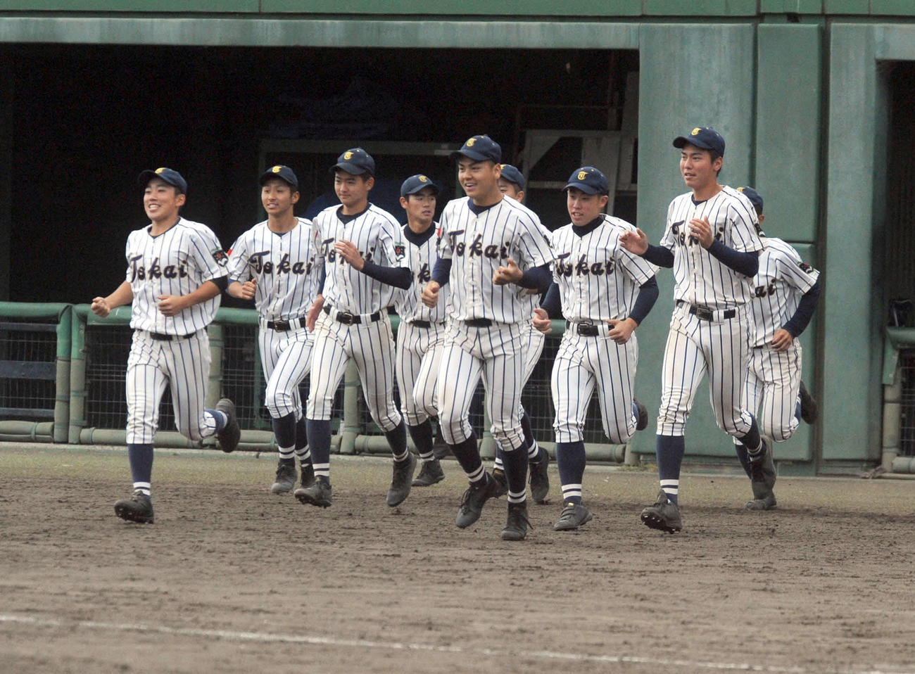 V4を決め、笑顔でベンチから飛び出る東海大静岡翔洋ナイン