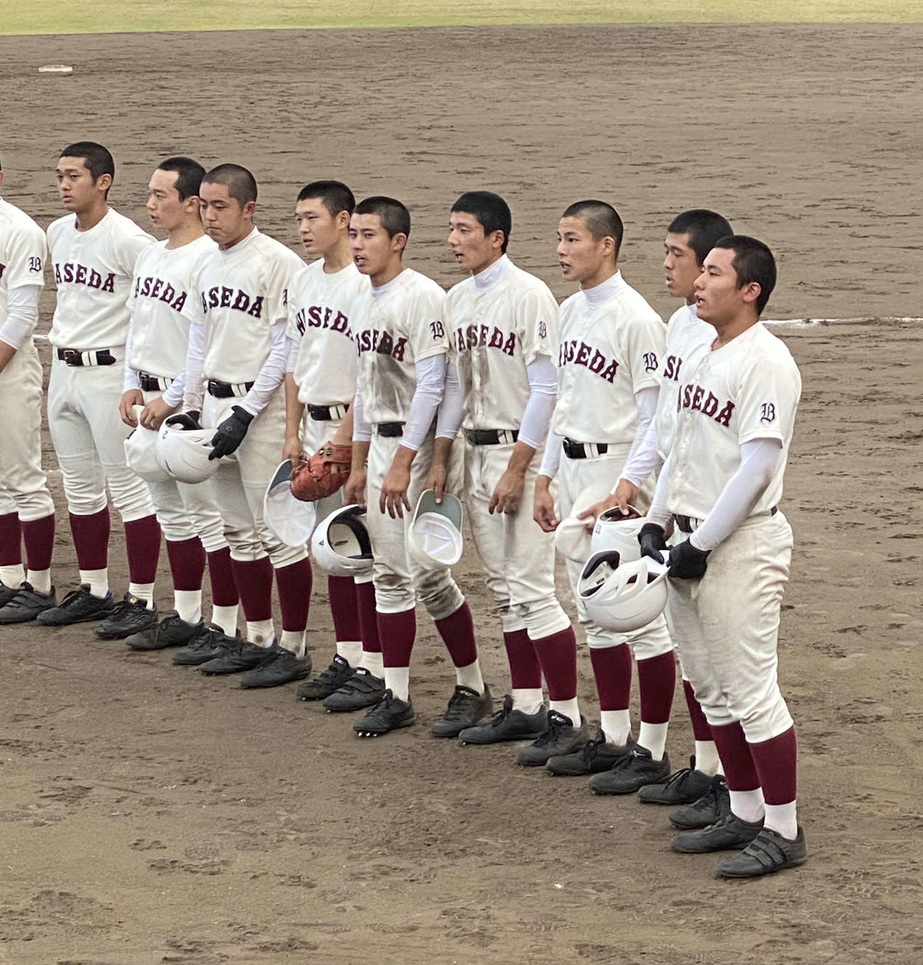 二松学舎大付対早実　試合に敗れ、スタンドにあいさつをする早実・清宮福太郎主将（右）ら早実の選手たち