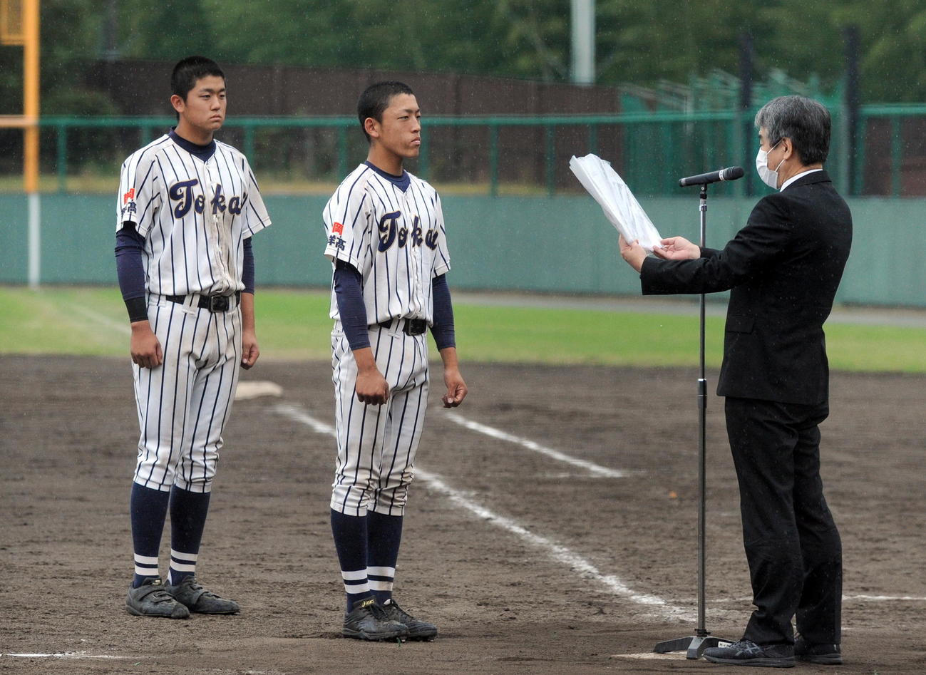 表彰を受ける東海大静岡翔洋の石上主将（中央）ら