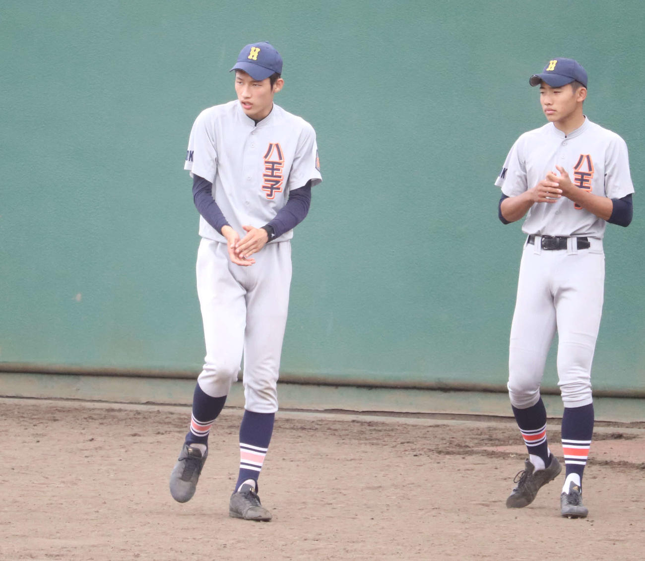 関東第一対八王子学園八王子　6回裏、八王子学園八王子の守備が終了し、ナインを出迎える八王子学園八王子・羽田