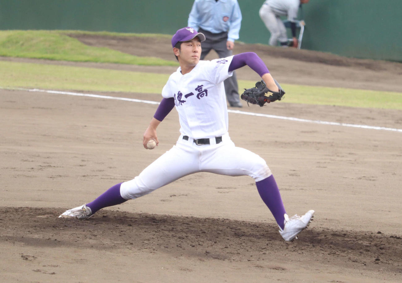 関東第一対八王子学園八王子　先発し、7回3安打無失点で完投した関東第一・市川