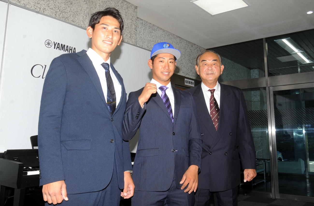 DeNAの中川スカウト（左）、吉田顧問（右）と記念写真に納まるヤマハの池谷