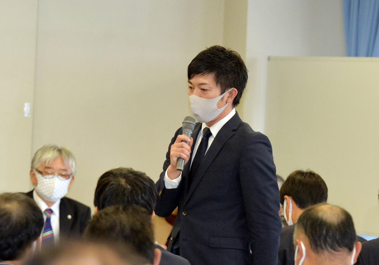 21世紀枠県推薦校に選出された花巻農・佐々木部長（中央）（撮影・佐藤究）