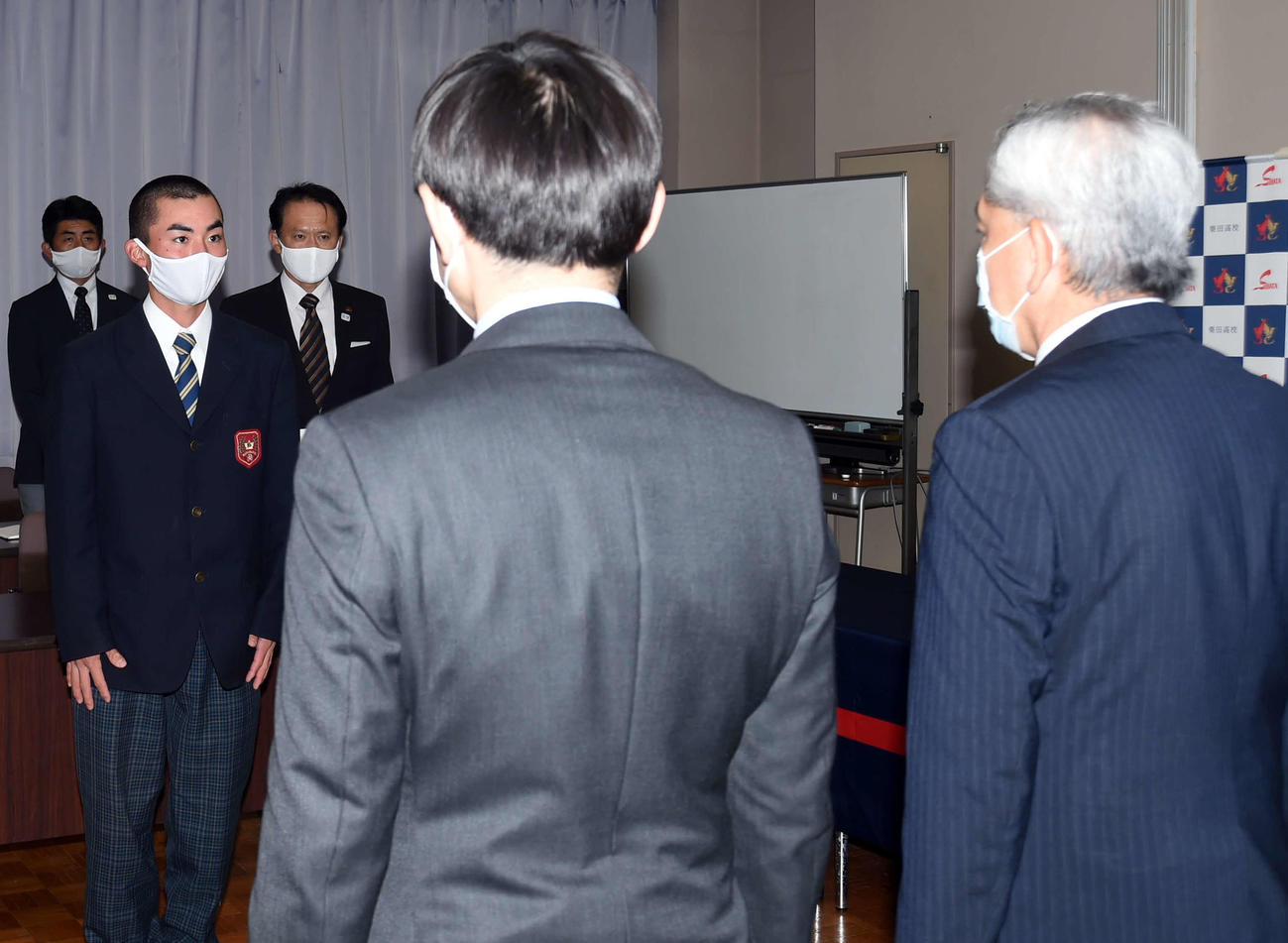 決意表明する柴田・遠藤主将（左）（撮影・相沢孔志）
