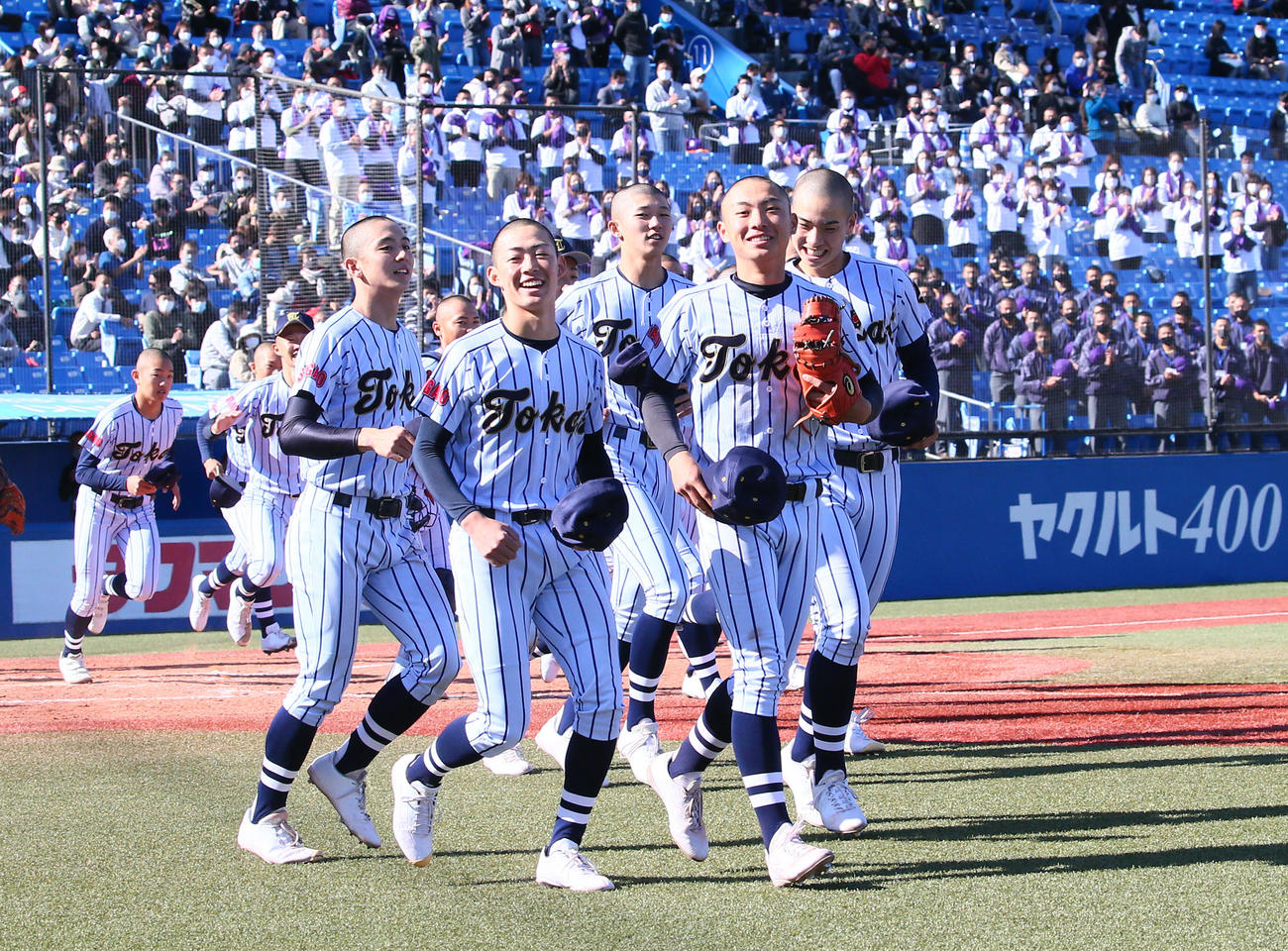 東海大菅生対関東第一　決勝進出を決め笑顔を見せる東海大菅生ナイン（撮影・足立雅史）