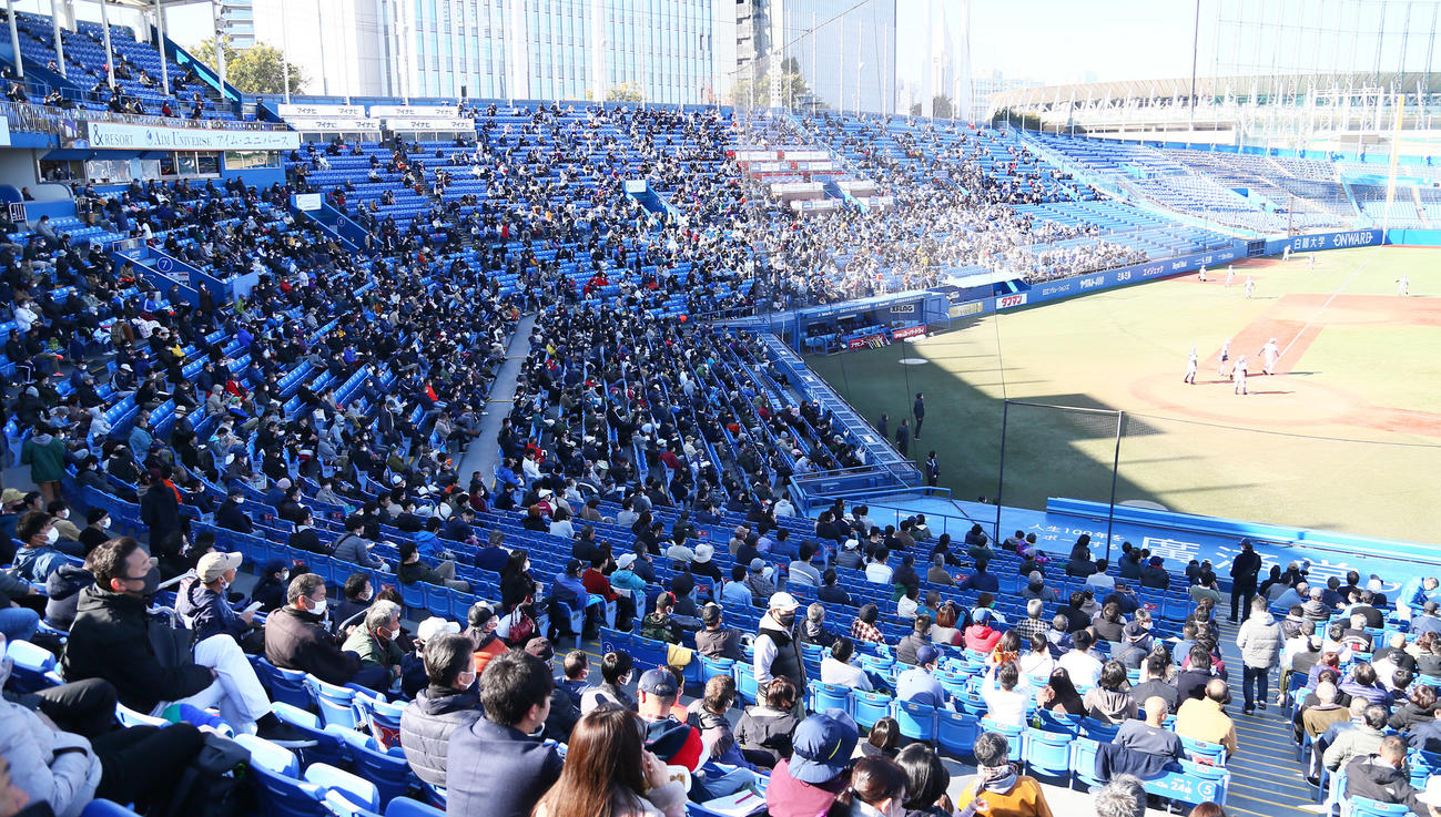 多くの観客が集まった神宮球場のスタンド（撮影・足立雅史）