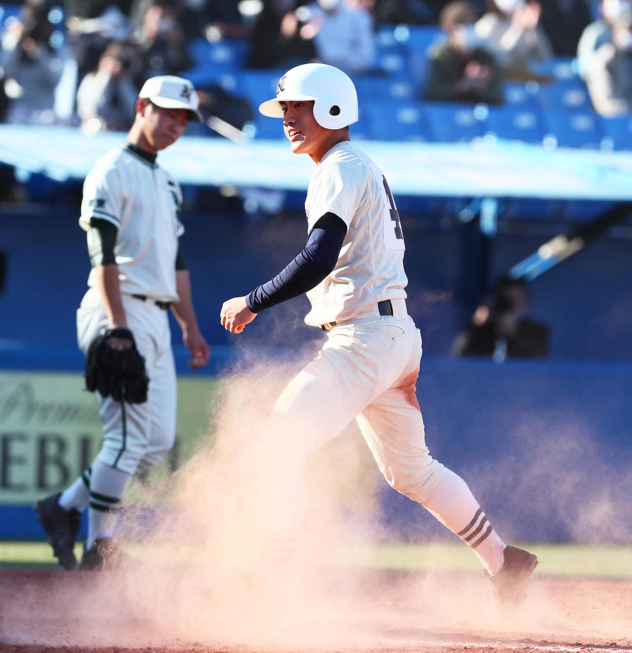 二松学舎大付対日大三　4回裏日大三1死三塁、林の右犠飛で生還する斎藤（撮影・足立雅史）