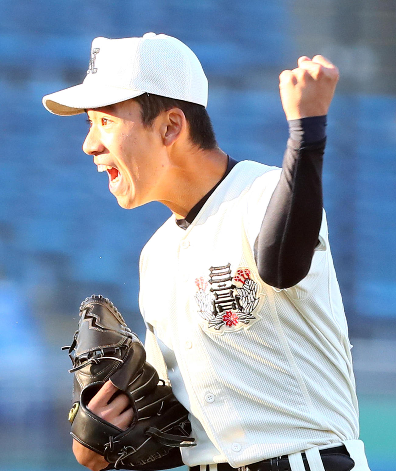 二松学舎大付対日大三　9回表二松学舎大付2死二、三塁、瀬谷を二飛に仕留めガッツポーズする岡村（撮影・足立雅史）
