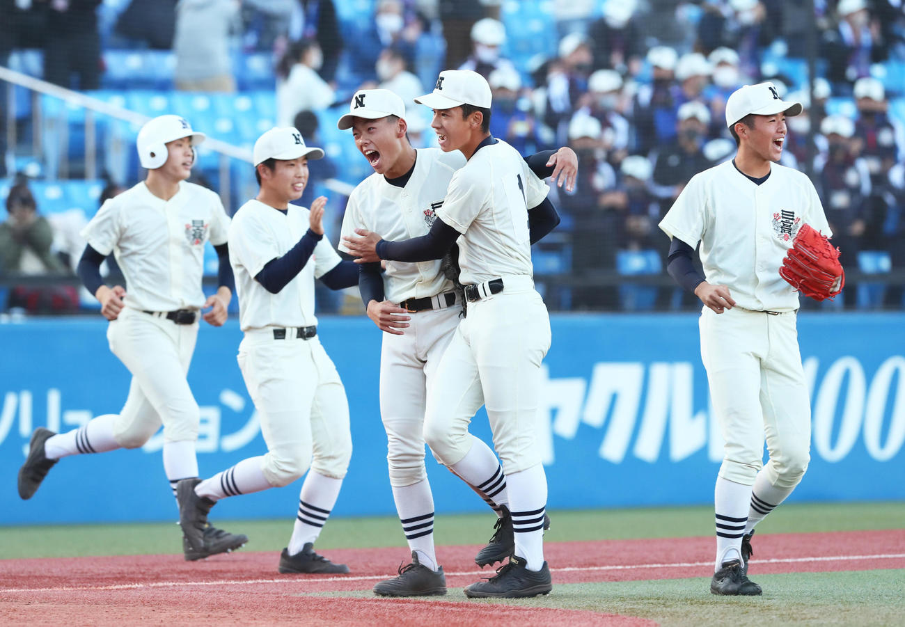 二松学舎大付対日大三　決勝進出を決め喜ぶ日大三・岡村（中央右）らナイン（撮影・足立雅史）