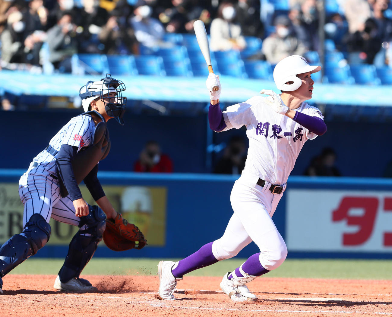 東海大菅生対関東第一　3回裏関東第一2死二塁、初谷は右越え適時三塁打を放つ（撮影・足立雅史）