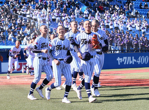 東海大菅生対関東第一 決勝進出を決め笑顔を見せる東海大菅生ナイン(撮影・足立雅史)