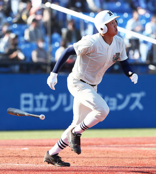 二松学舎大付対日大三 4回裏日大三1死三塁、林は右犠飛を放つ(撮影・足立雅史)