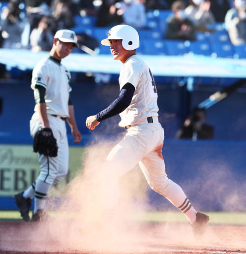 二松学舎大付対日大三 4回裏日大三1死三塁、林の右犠飛で生還する斎藤(撮影・足立雅史)
