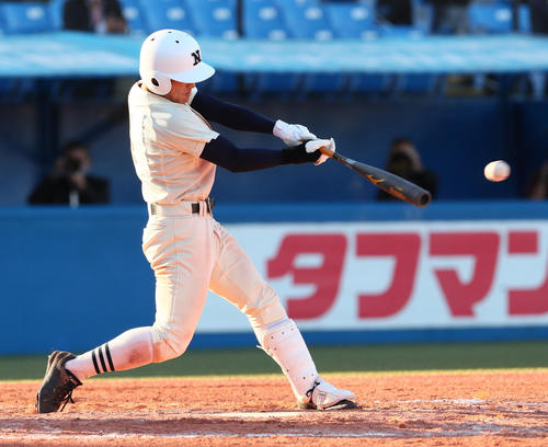 二松学舎大付対日大三 8回裏日大三2死二塁、斎藤は左前適時打を放つ(撮影・足立雅史)