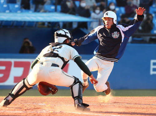 二松学舎大付対日大三 8回裏日大三2死二塁、斎藤の左前適時打で生還した二塁走者宇山(右)(撮影・足立雅史)