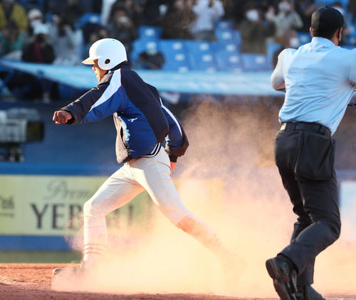 二松学舎大付対日大三 8回裏日大三2死二塁、斎藤左前適時打で生還しガッツポーズする二塁走者宇山(撮影・足立雅史)