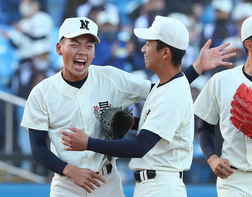 二松学舎大付対日大三 決勝進出を決め喜ぶ日大三・宇山(中央左)と岡村(撮影・足立雅史)