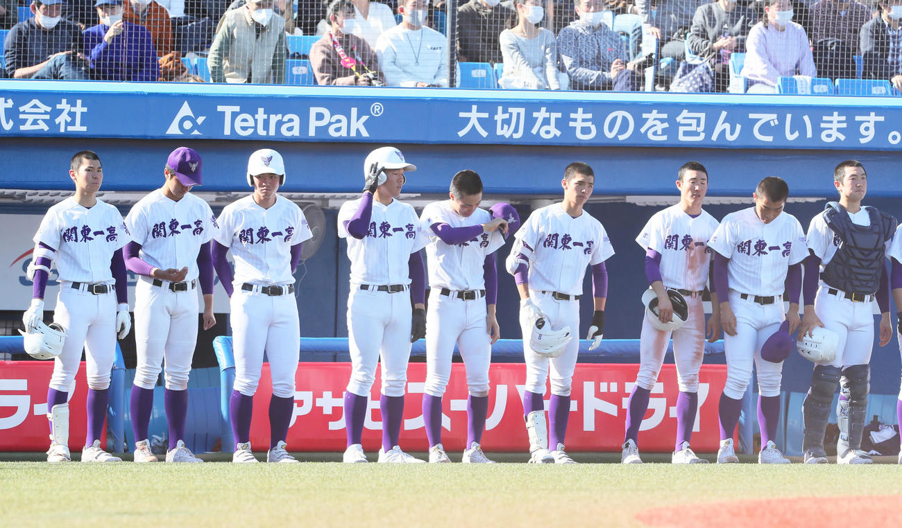 東海大菅生対関東第一　準決勝で敗れがっくりとする関東第一ナイン（撮影・足立雅史）