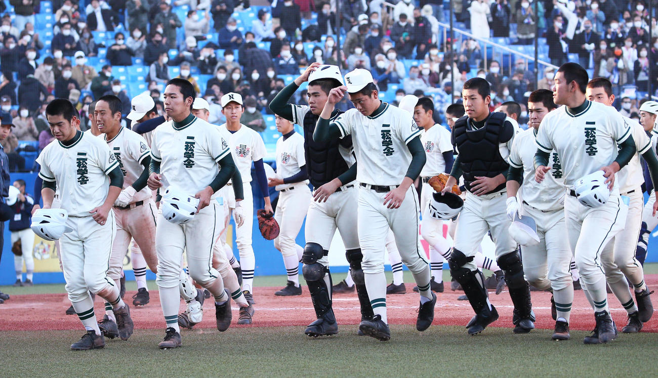 二松学舎大付対日大三　準決勝で敗れ引き揚げる二松学舎大付ナイン（撮影・足立雅史）