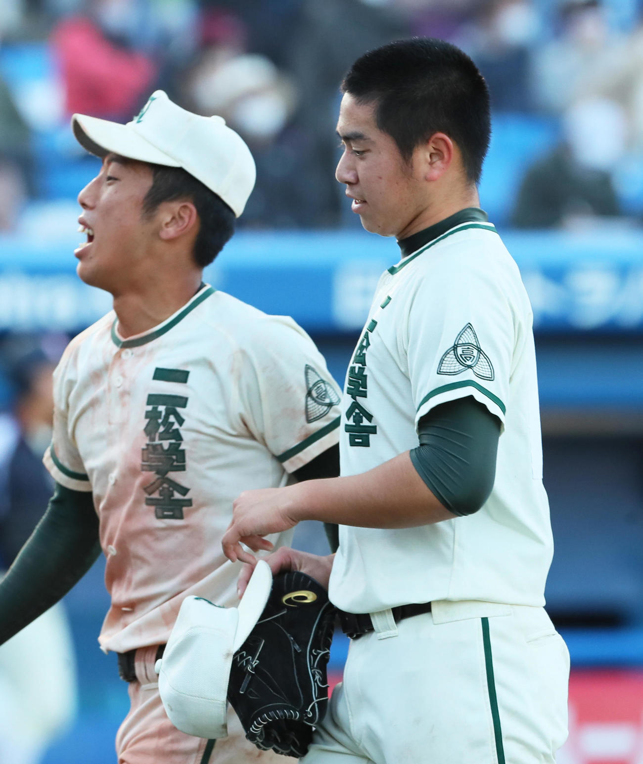 二松学舎大付対日大三　8回、逆転を許し、渋い表情でベンチに戻る二松学舎大付・秋山（右）（撮影・足立雅史）