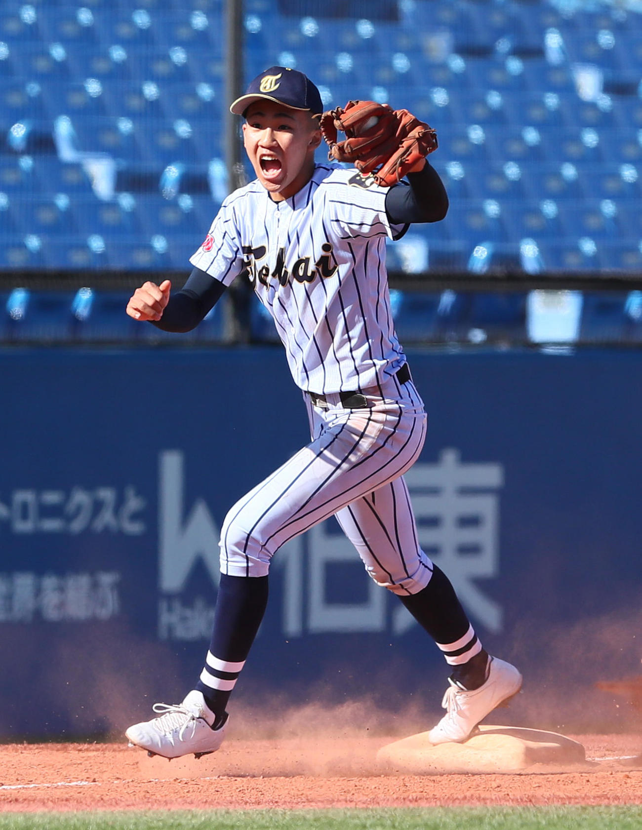 東海大菅生対関東第一　9回裏関東第一2死一、二塁、井坪の三ゴロを処理し試合終了、ガッツポーズで駆けだす小池（撮影・足立雅史）