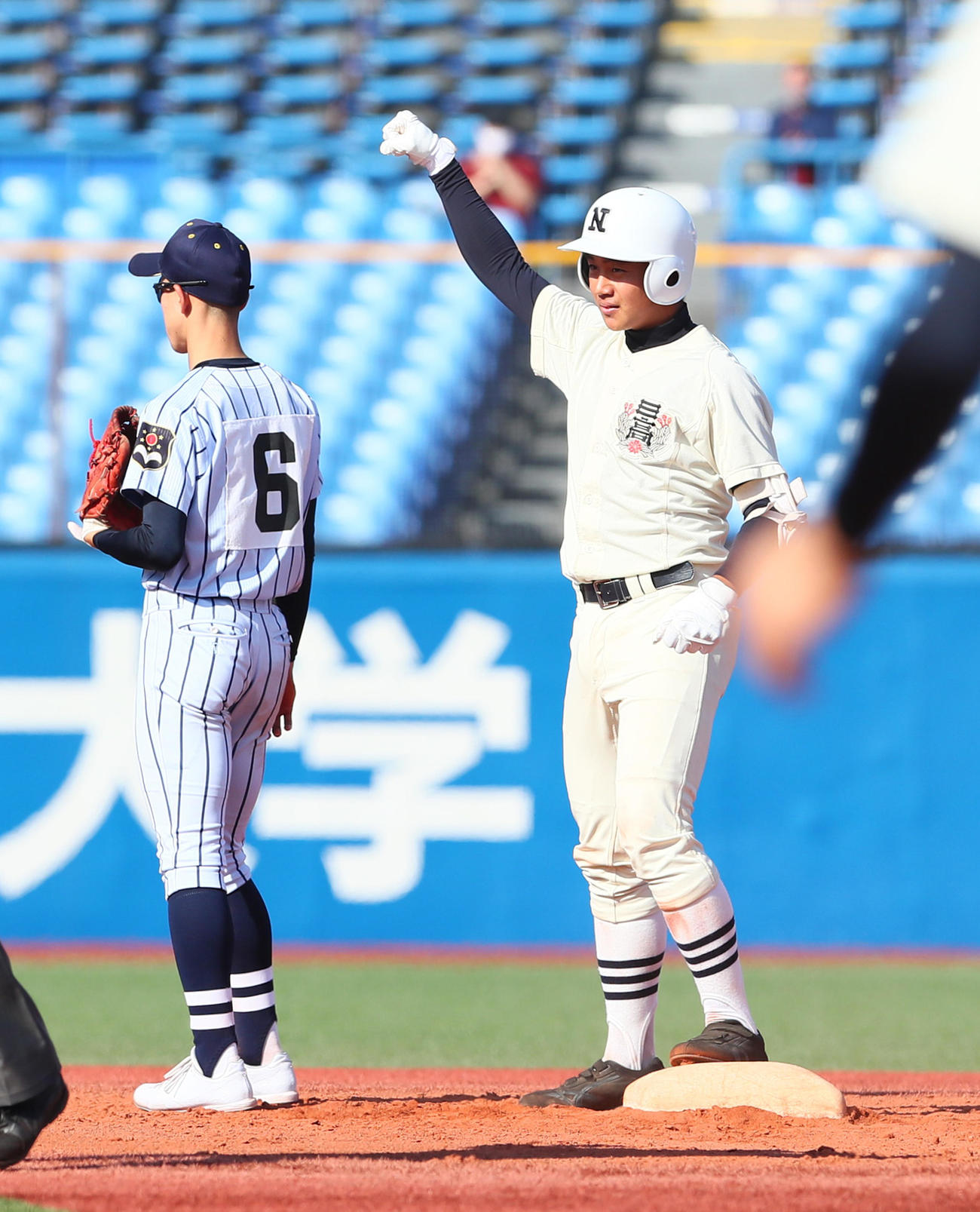 日大三対東海大菅生　5回表日大三2死二塁、安田（右）は左越え適時二塁打を放ちガッツポーズする（撮影・足立雅史）
