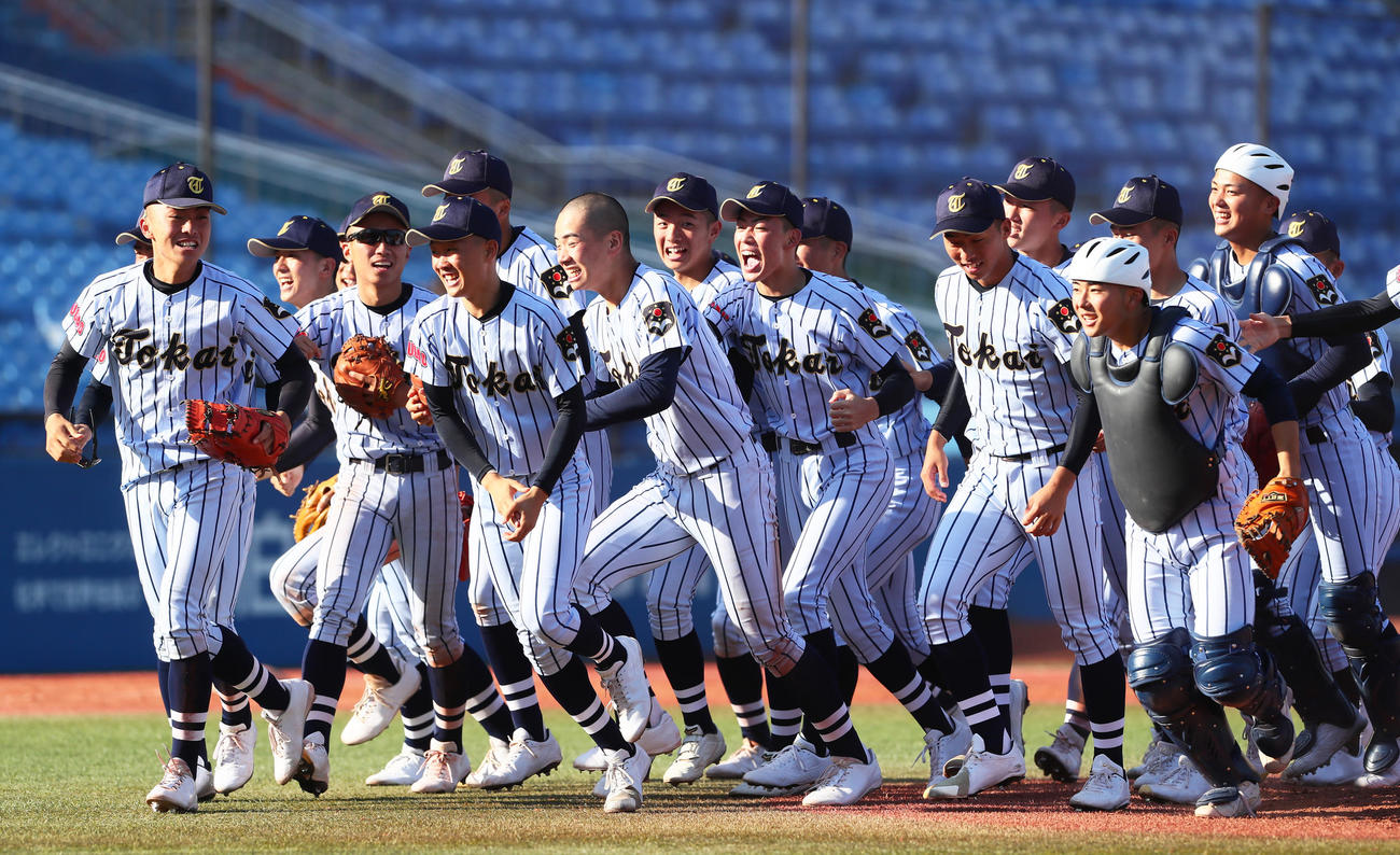 日大三対東海大菅生　優勝し笑顔を見せる東海大菅生ナイン（撮影・足立雅史）