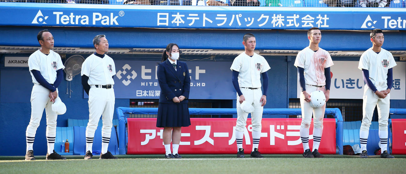 日大三対東海大菅生　準優勝に終わり距離を取りながらベンチ前に整列する日大三・小倉監督（左から2人目）ら（撮影・足立雅史）
