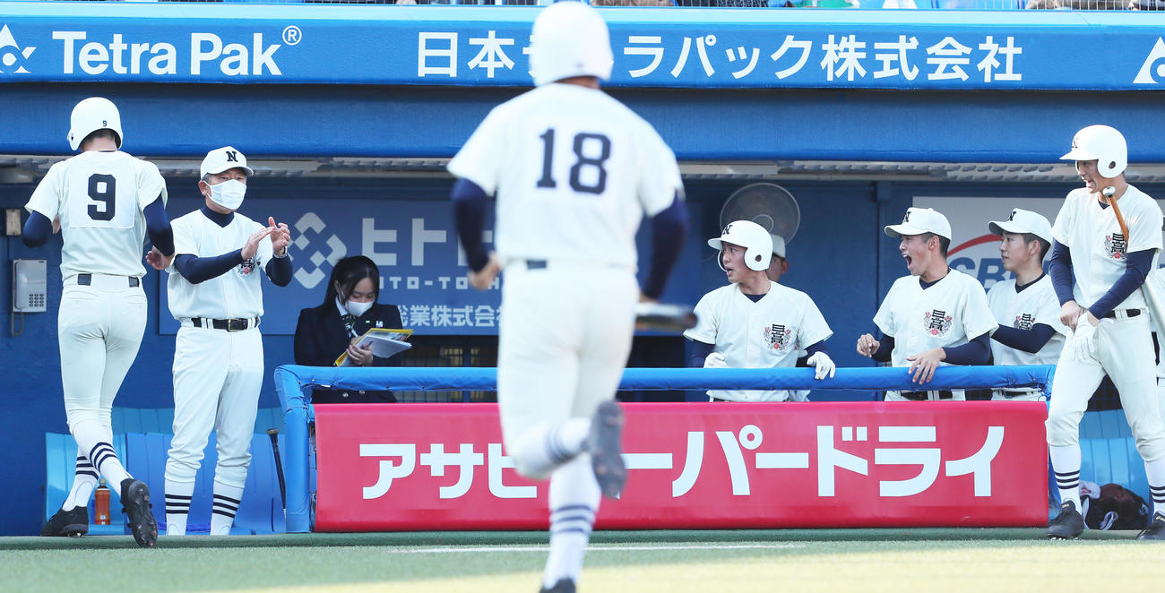 日大三対東海大菅生　5回表日大三2死二塁、安田の左越え適時二塁打に拍手する日大三・小倉監督（左から2人目）（撮影・足立雅史）