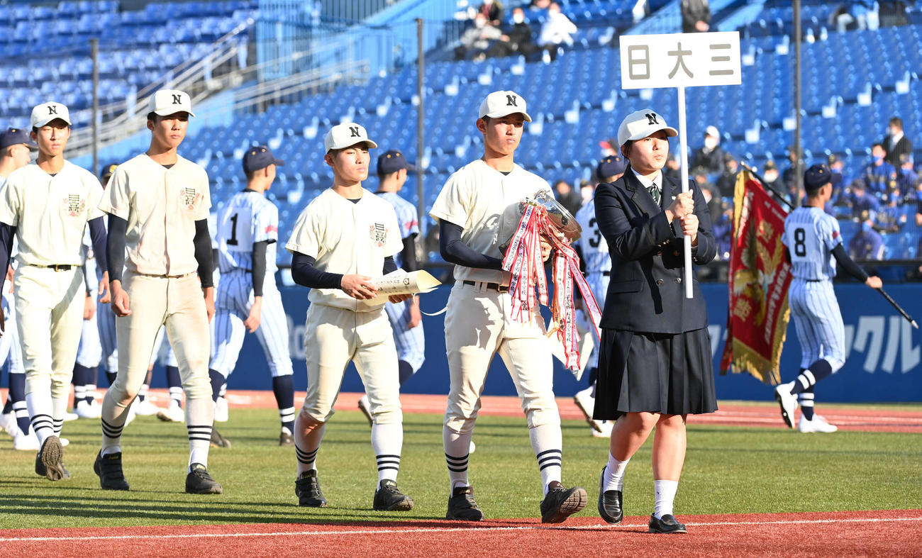 東海大菅生対日大三　準優勝した日大三の選手たちは表彰式を終えて引き揚げる（撮影・山崎安昭）