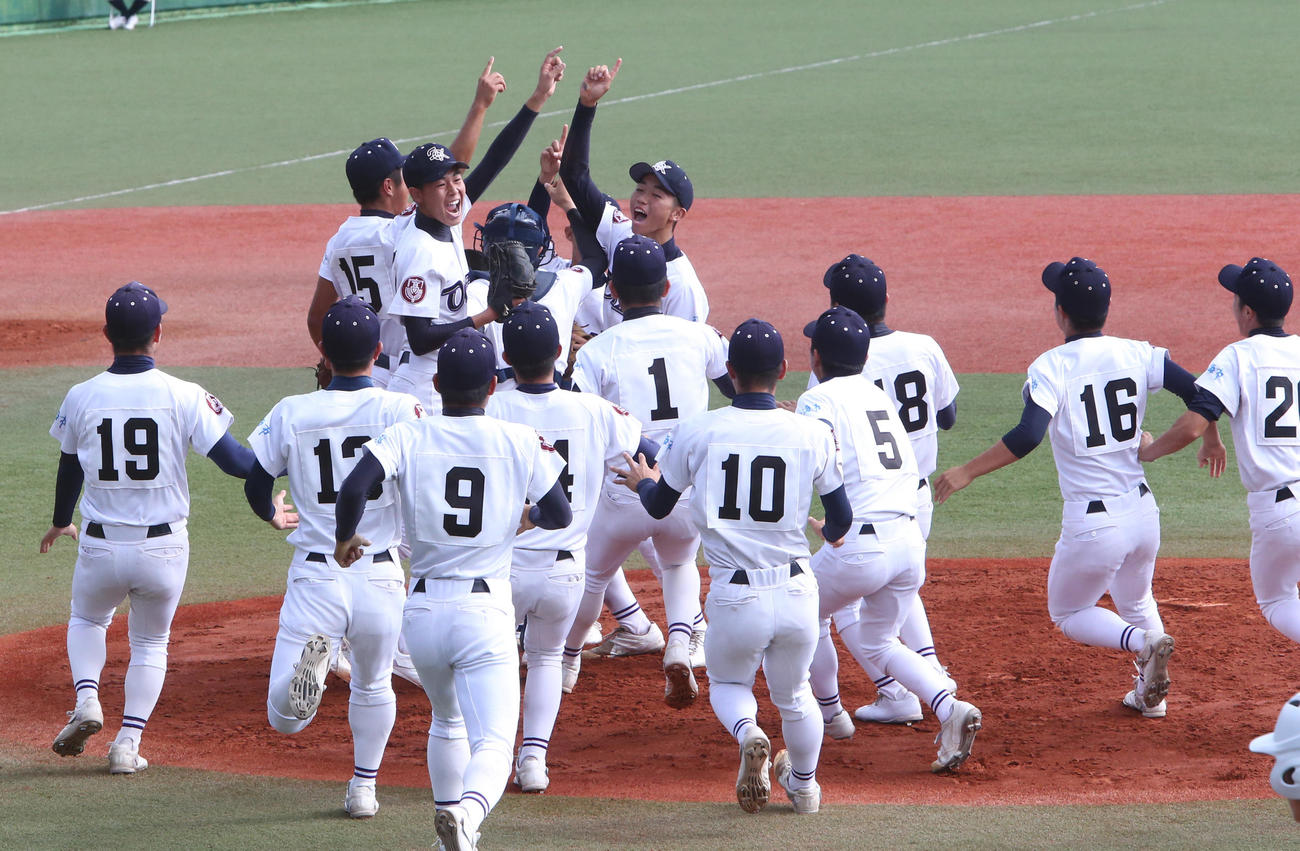 11月6日、初の九州王者になり、歓喜する大崎の選手たち