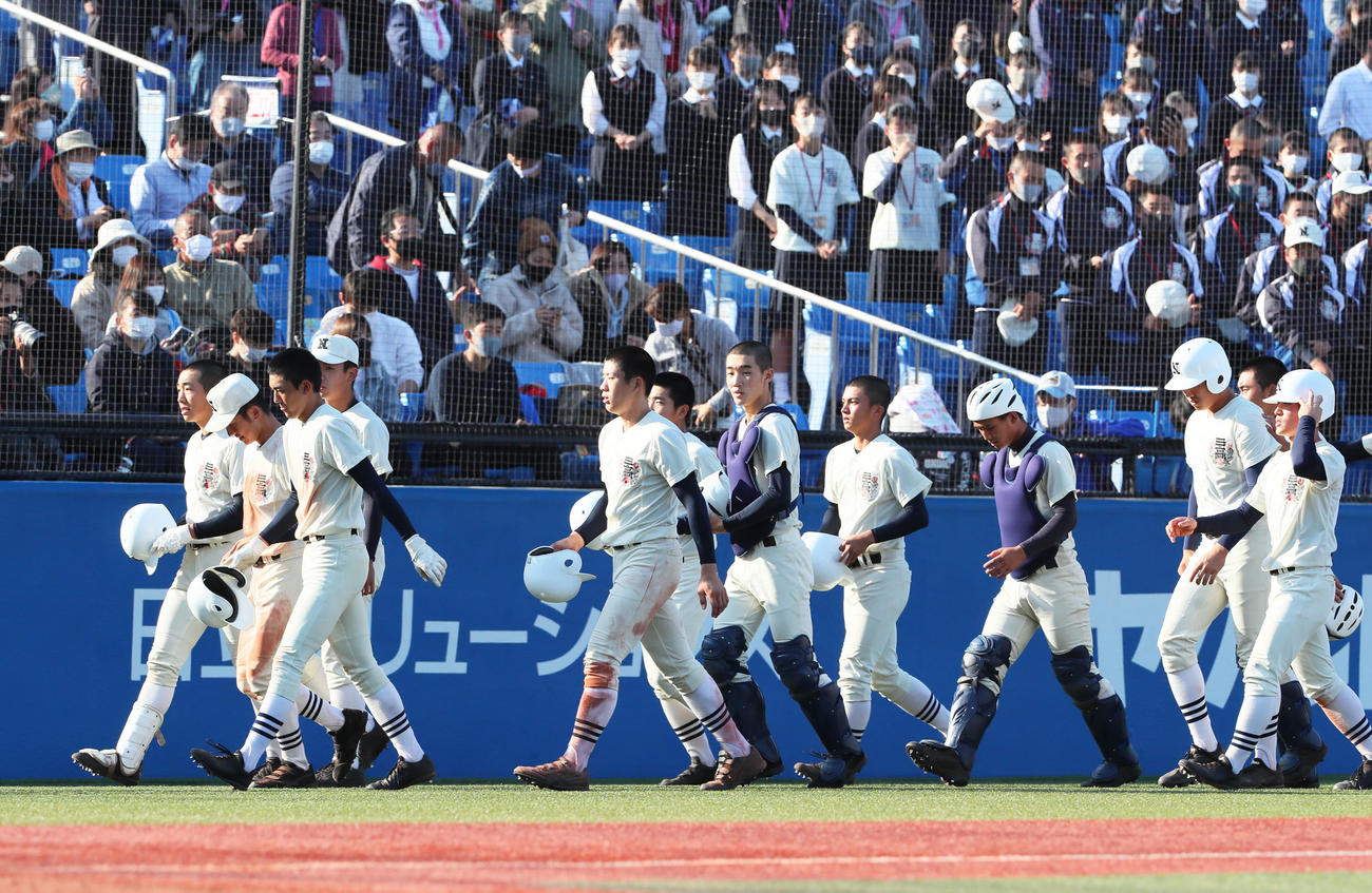 日大三対東海大菅生　決勝で敗れ引き揚げる日大三ナイン（撮影・足立雅史）