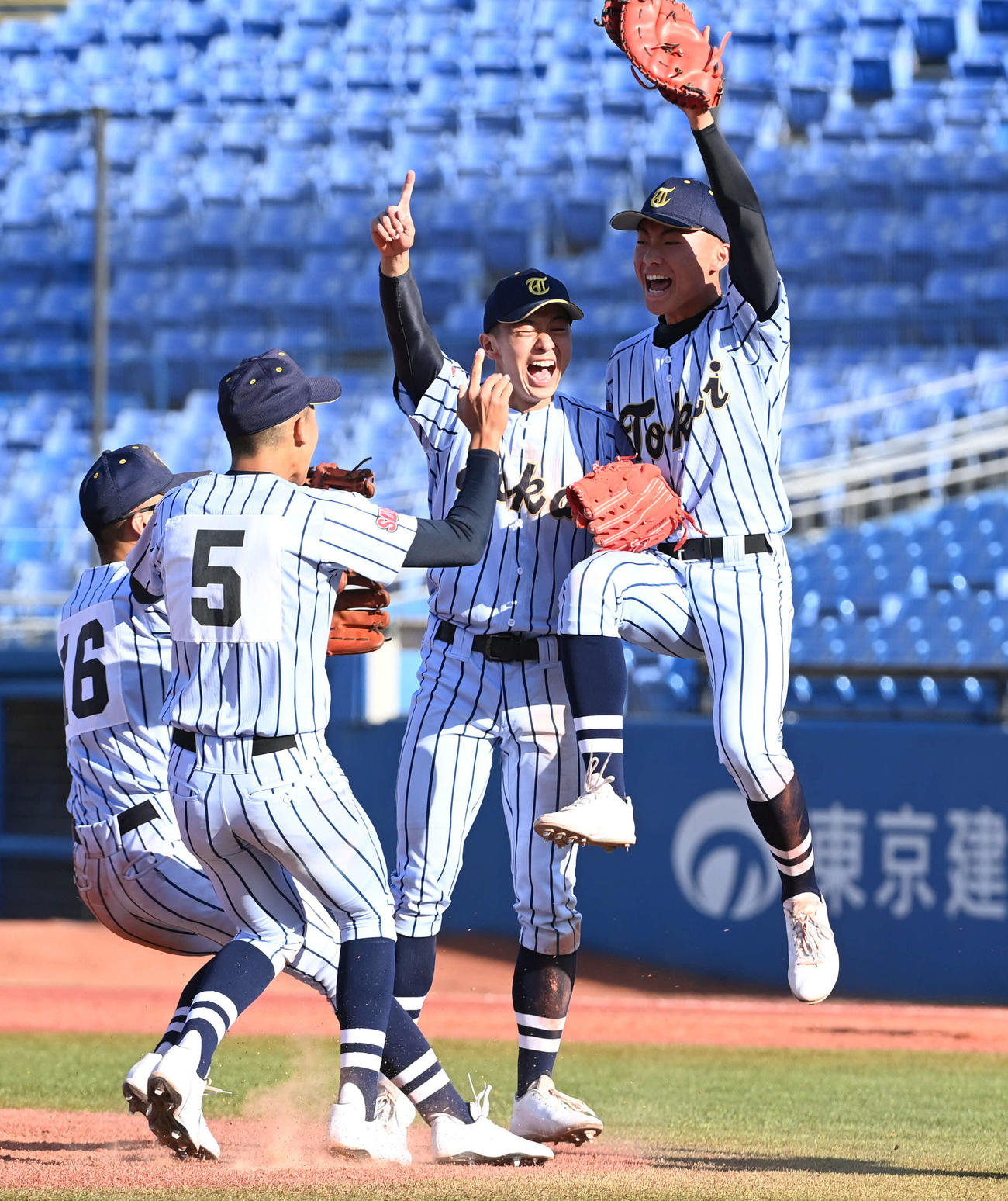 東京大会で優勝した東海大菅生ナイン（11月15日撮影）