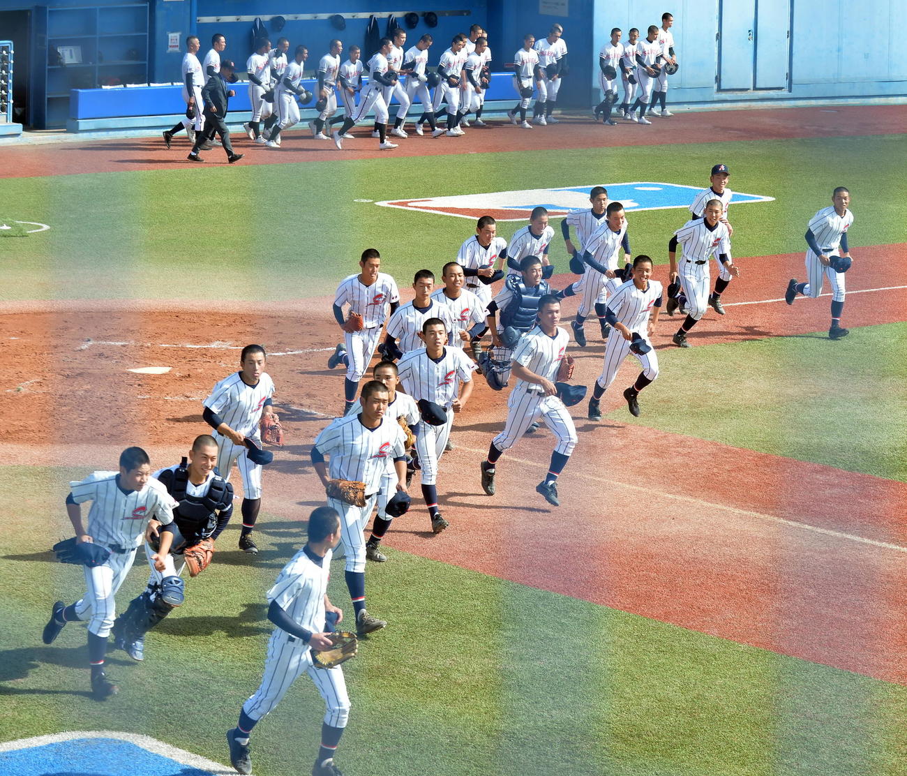 10月18日秋季高校野球東北大会準決勝　日大山形に勝利し笑顔を見せる柴田ナイン