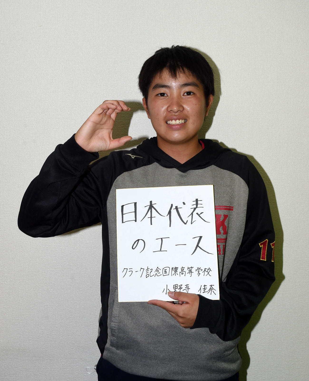 色紙に「日本代表のエース」と目標を記し、クラーク仙台の頭文字「C」を作る小野寺（撮影・相沢孔志）