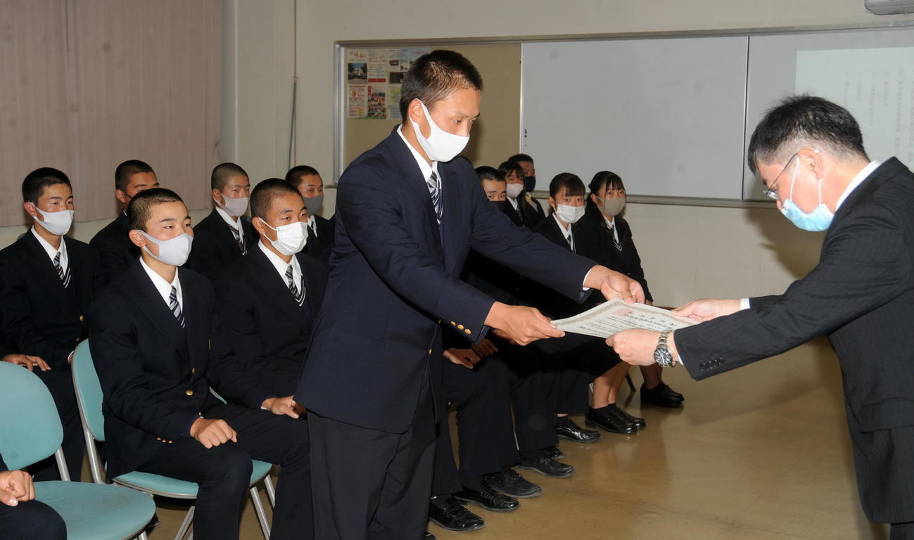 表彰状を受け取る三島南の伊藤主将