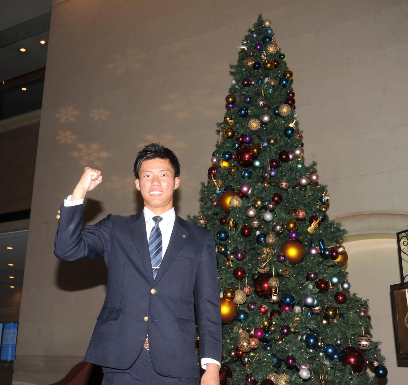 広島と仮契約を結び、クリスマスツリー前で記念写真に納まる磐田東・二俣