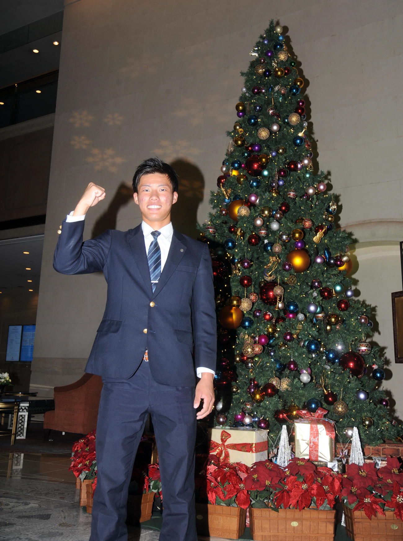 広島と仮契約を結び、クリスマスツリーの前で記念写真に納まる磐田東・二俣